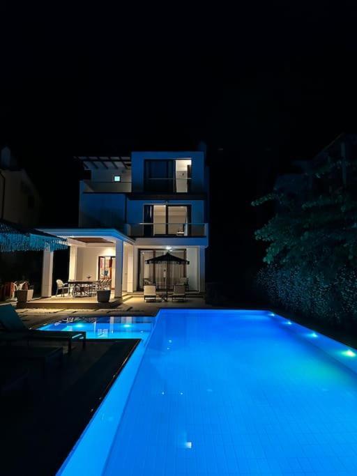 Beachfront With Private Pool By Monika Experiences Willa Golem (Tirana)