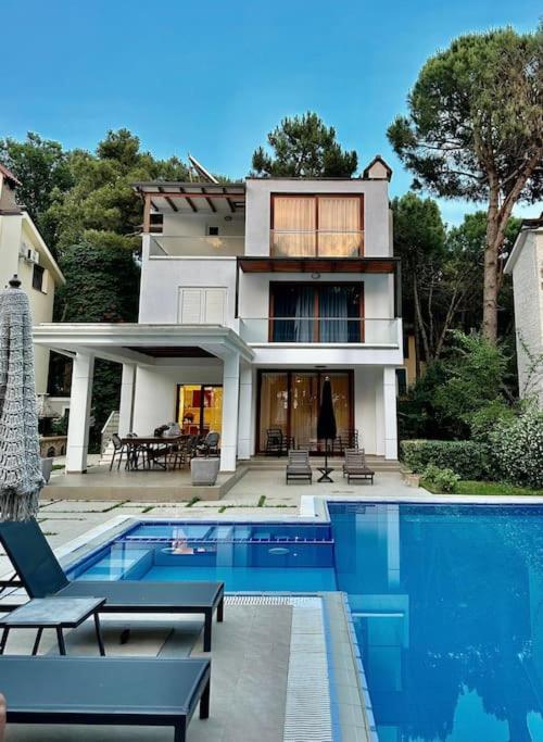 Beachfront With Private Pool By Monika Experiences * Golem (Tirana)